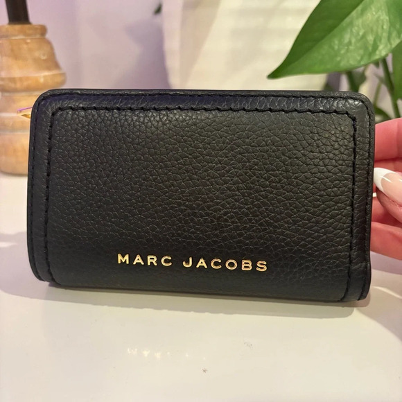 Marc Jacobs Handbags - Marc Jacobs Logo Leather Compact Wallet Black Zipper and Card Holders